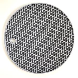 แผ่นซิลิโคนรองหม้อ แผ่นกันร้อน (1 ชิ้น) มี 2 สี เทา ชมพูพาสเทล กว้าง 18 ซม หนา 0.5 ซม ใช้รองหม้อ จาน กระทะ กันร้อน ยืดหยุ่นกันลื่นได้ดี