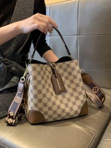 กระเป๋าถือทรงถังสะพายข้างสำหรับผู้หญิง กระเป๋าถือแบบสะพายไหล่ข้างเดียว กระเป๋าถือแบบลำลอง กระเป๋าถือแบบสะพายข้างทรงถัง PVC ทรงกลม