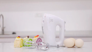Electrolux เครื่องผสมอาหาร กำลังไฟสูง 300W หัวตี2แบบ ปรับความเร็วได้5ระดับ เครื่องตีไข่ไฟฟ้า เครื่องตีไข่ เครื่องตีแป้ง เ
