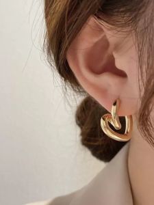 Elegant Heart Shaped Stud Earrings for Women Fashionable Retro Style Peach Heart Design Sensible Individuality Small Crowd Design Sense