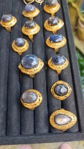 แหวนพลอยแบล็ค สตาร์ (Black Star Sapphire)ดิบ ไม่ผ่านการเผา อัญมณีแห่งมนต์เสน่ห์ ชวนหลงใหลด้วยลักษณะพิเศษเฉพาะตัว ที่สื่อถึงความลึกลับน่าค้นหา