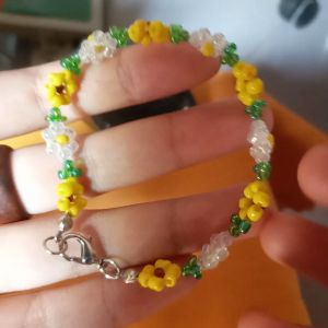 Gelang Manik Bunga: Aksesoris Fashion yang Elegan