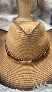 หมวกคาวบอยฟางสาน ดีไซน์ขนนกสีทองหรูหรา ปีกกว้างบังแดดดี น้ำหนักเบา ใส่สบายสุด ๆ 05-X0E+00HAT02