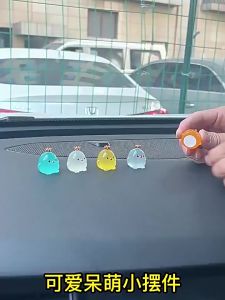 Mô hình gà con vương miện dạ quang phát sáng dễ thương trang trí taplo ô tô bàn làm việc văn phòng bàn học