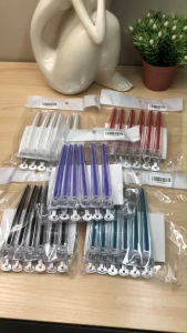 กิ๊บหนีบผม กิ๊บแบ่งผม อย่างดี หนีบแน่น ใช้เก็บผมขณะไดร์ผม ทำสีผม มี 5 สีให้เลือก ขนาดยาว 11.5 ซม. ตรงปก ส่งเร็ว