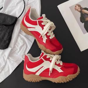 รองเท้าเดอร์ที่เพิ่มความสูงแบบหนาสำหรับผู้หญิง รองเท้าวิ่งสไตล์ย้อนยุคสไตล์ย้อนยุคแบบลำลอง รองเท้าเดอร์ที่สวมใส่สบาย ส้นสูงปานกลาง วัสดุอื่นๆ