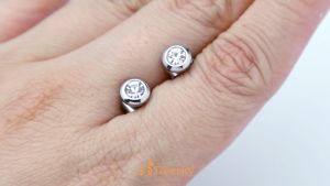 555jewelry ต่างหูสตั๊ด สแตนเลสสตีล ก้านเสียบดีไซน์กลมขอบเรียบ ประดับ CZ รุ่น MNC-ER460 - ต่างหูผู้หญิง ต่างหูสแตนเลส ต่างหูแฟชั่น [ER-21]