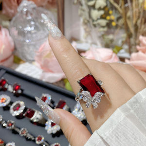 Retro หรูหราปลอมแหวนทับทิมสําหรับผู้หญิงภาษาฝรั่งเศสคํา ชั้นสูง สไตล์แหวนเพทายสง่างามนกกระทาเลือดแหวนคริสตัลสีแดง < Ne1> แฟชั่นเครื่องประดับ