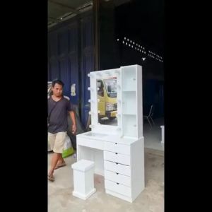 MEJA RIAS LAMPU KECIL