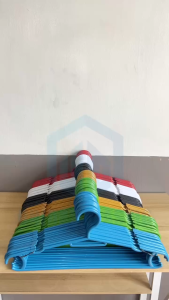 Lowest Price 16inches Adult  Hangers Black And White And ColorPlastic Hangers.Size(41cmX18cm)Supplier