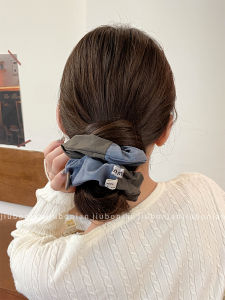 ยางรัดผมทรงกลมขนาดใหญ่สไตล์แฟชั่นสำหรับผู้หญิง ดีไซน์ดั้งเดิม ลายสีสองตัว หัวเข็มขัดรัดผมแบบปุ่ม วัสดุผ้า ราคา 25-29.99 หยวน