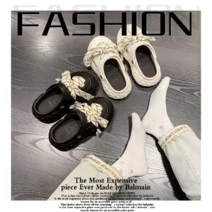 YaKo ใหม่สุดควรซื้อ รองเท้าแตะแฟชั่น มาพร้อมเชือกผูกแบบสับๆ น่ารักมาก สีคุ้มโทน แฟชั่นมาแรง ชอบสีไหนกดสั่งได้เลย