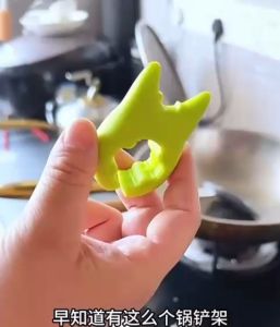 小恶魔护铲架家用免打孔厨房炒菜菜铲创意 一体式防烫出锅铲置物架Little devil shovel rack household punch-free kitchen cooking shovel creative integrated