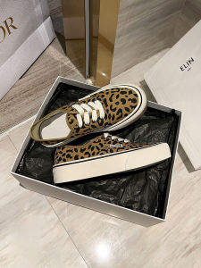 รองเท้าผ้าใบลายเสือดาวพื้นหนาสำหรับผู้หญิง ฤดูใบไม้ผลิ 2025 รองเท้าลำลองแบบสวมสบาย สไตล์ใหม่ รองเท้าบอร์ดอเนกประสงค์