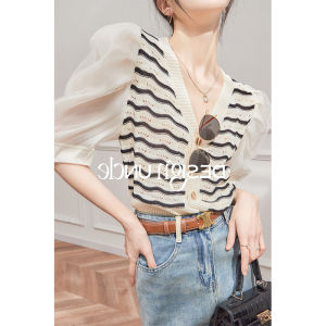 เสื้อคาร์ดิแกนถักลายทางสไตล์ฝรั่งเศสสำหรับผู้หญิงในช่วงฤดูร้อน เสื้อแขนพองแบบโปร่ง คอวี กระดุมเดียว ทรงหลวม สไตล์เกาหลี