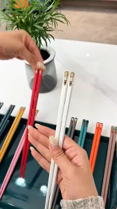 Vỉ 5  đôi đũa sợi thủy tinh chống mốc kháng khuẩn
