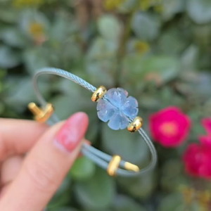 Q2343 Vòng tay cỏ 4 lá đá Aquamarine xanh dương dây cáp khóa rút freesize Thủy và Mộc - Phong Thuỷ TUDO P
