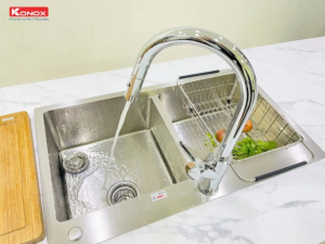 Vòi rửa bát Konox Resta Chrome thiết kế bo tròn tinh tế tay vòi ngang dây rút linh hoạt xoay 360