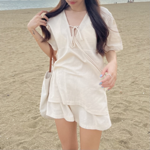 COMFY SET เสื้อคอแหวกลึก ผูกโบว์ + กางเกงขาสั้น ขอบยืด มีกระเป๋าข้าง ผ้าฝ้ายลินิน ชุดเซทผ้าฝ้าย ชุดไปคาเฟ่ ชุดเกาหลีมินิมอล ชุดไปทะเล - Prosperous.th