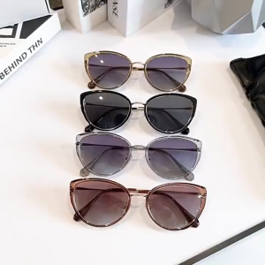 Kacamata Hitam Mata Kucing Modis Wanita Dengan Perlindungan Uv Luar Ruangan