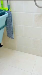 ไม้ถูพื้นแบบบีบแบบเรียบพร้อมถัง การทำความสะอาดพื้นแบบบิด แผ่นไมโครไฟเบอร์ การใช้งานแบบเปียกหรือแห้งบนไม้ลามิเนต แฮนด์ฟรี