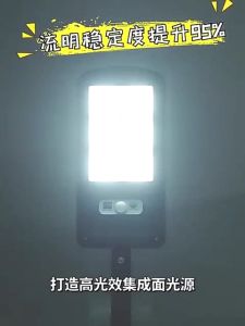 Sensor Gerak Lampu Surya Tahan Air Lampu Jalan Remote Control COB LED Lampu Dinding Terang Tinggi untuk Halaman Jalan Teras Taman