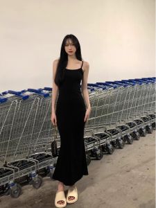 ชุดเดรสยาวเกาะอกสีดําสําหรับผู้หญิงเสื้อผ้าทํางานฤดูร้อนเอวสูงพร้อมเอวรูปตัว X เปิดหลังกระโปรงสลิปแขนกุด