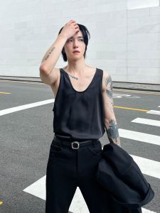 เสื้อกั๊กแขนกุดผ้าซาตินอะซิเตทหลวมๆ สุดเท่สำหรับผู้ชาย ทรงหลวมๆ ฤดูใบไม้ร่วง 2024 สไตล์เกาหลี เสื้อผ้าทำงาน