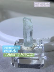 🌊 Natural Aquamarine Hexagonal Crystal – Gem Grade 💎 🌊 天然海蓝宝六方柱体 宝石级别📏 长 23.3mm 📐 7.8mm x 6.3mm