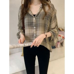 เสื้อเชิ้ตผู้หญิงแขนยาวลายสก็อตป้องกันแสงแดดสไตล์เกาหลีฤดูร้อนปี 2022 ทรงหลวม คอโปโล กระดุมหลายตัว เสื้อเชิ้ตผู้หญิงสไตล์ฮ่องกงย้อนยุค