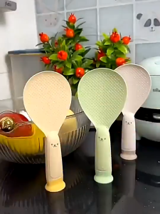 Vá Xới Cơm Hình Gấu Kèm Chân Đế Hút Chân Không Chống Đổ
