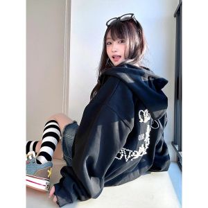 เสื้อสเวตเตอร์คาร์ดิแกนสไตล์ย้อนยุคสไตล์อเมริกันสำหรับผู้หญิง แขนยาว สีดำ พร้อมพิมพ์ลายตัวอักษร ทรงหลวม สไตล์วิทยาลัย เสื้อคลุมกันหนาว