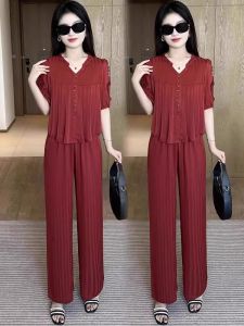 ชุดแฟชั่นผ้าไหมน้ำแข็งสำหรับผู้หญิง ฤดูร้อนปี 2025 ชุดสองชิ้นแขนสั้นกระชับสัดส่วน กระโปรงทรงหลวม ผ้าโพลีเอสเตอร์ คอวี แขนสั้น