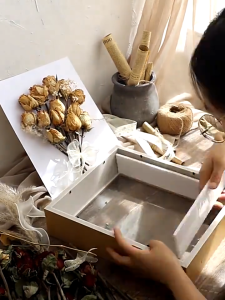 AKIRO HOME Hollow Wooden Flower Table Frame DIY Wedding Photo Dried Flower Decoration Glass Frame Hollow Art Frame Bingkai Mas Kahwin 相框