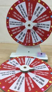 Vòng quay ăn nhậu song ngữ tiếng anh tiếng việt mới 16 ô hot 2026 giúp góp vui trên bàn nhậu