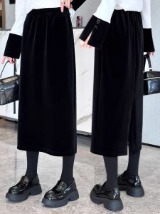 กระโปรงสั้นผ้ากำมะหยี่สีดำเอวสูง กระโปรงทรงตรงยาวปานกลาง ฤดูใบไม้ผลิและฤดูร้อน 2025 กระโปรงสั้นผู้หญิงใหม่