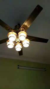 Quạt trần có đèn trang trí 05 Chao đèn động cơ DC thế hệ mới giúp quạt chạy êm hơn và mát hơn cánh thép sơn tĩnh điện rât sang trọng và êm có điều khiển từ xa và hẹn giờtặng 5 bóng điện theo quạt
