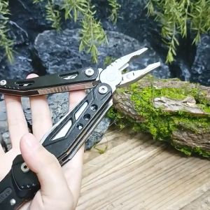 Giorgio Armani Mall 【ราคาถูกคุณภาพดี】 ค้อนเล็บตั้งแคมป์มัลติฟังก์ชั่ คีมพับแบบพกพากลางแจ้ง คีมมีดเอาชีวิตรอดภาคสนาม ค้อนหน้าต่างแตก
