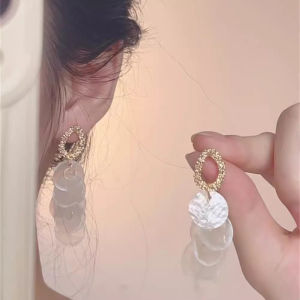 Elegant French White round Shell Tassel Earrings for Women Luxury Sensation Exquisite Fashionable Trendy Ear Jewelry