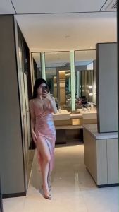 ชุดเดรสยาว สีชมพูหวาน ชูมนๆ ปริมาณ 80 ครั้ง ชุดเดรสราตรี เครื่องดื่ม ตู้ทอ ตู้ทอสูง เดรสยาวผ่าข้างสูง F-104