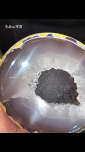 💯天然高等玛瑙聚宝盆 原矿黄皮全抛光打磨 洁白透亮白水晶晶体 🆓高等雕刻实木底座  整体高: 24.5cm 宽: 16x20.5cm 重: 4.15kg 玛瑙宽: 14cm 玛瑙宽: 2cm