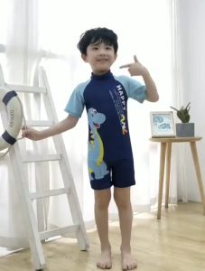 LOVE ชุดว่ายน้ำวันพีซเด็กชาย/เด็กผู้หญิง แขนสั้นแห้งเร็ว ใส่สบาย วัสดุโพลีเอสเตอร์คุณภาพสูง ซิปด้านหลัง สีชมพูอ่อนเยาว์สดใส พร้อมส่งในไทย