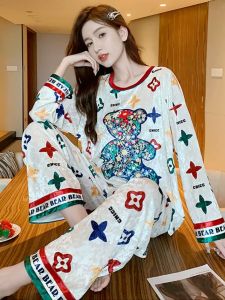 ชุดนอนผ้ากำมะหยี่แขนยาวหลวมๆ สำหรับผู้หญิงในฤดูใบไม้ร่วงและฤดูหนาว ชุดนอนสองชิ้น ลายหมี ชุดอยู่บ้าน สไตล์หวาน