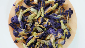 ขายส่งยกลัง คุ้มกว่า ถูกกว่า อัญชันแห้ง แท้ 100%  Dried butterfly pea ตรากอเงินฟาร์ม ขนาด 50 กรัม บรรจุ 36 ห่อ/ลัง