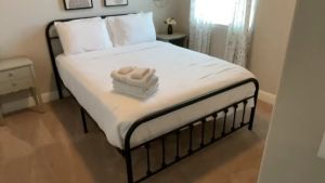 Aurora Simple modern iron frame bed is an apartment dormitory hotel single bed double bed bed frame