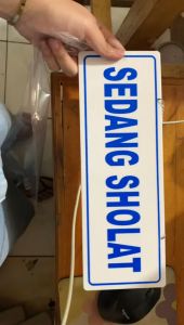 Acrylic sign label tulisan BUKA & SEDANG SHOLAT (bolak-balik)