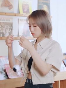 【สินค้าพร้อมส่ง】MF040 พัดลมพกพาขนาดเล็ก 2สี ขาว ดำ มีสายคล้องคอ ปรับหมุนได้ 360° Type-C แบต 900mAh 🚚พร้อมส่ง🚚