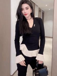 เสื้อยืดคอวีแขนกระดิ่งทรงสลิมฟิตสำหรับผู้หญิง เสื้อเชิ้ตสีดำทรงไม่สมมาตร เสื้อเชิ้ตสไตล์สตรีทแฟชั่นฤดูใบไม้ร่วง