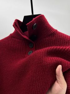 เสื้อสเวตเตอร์คอปกตั้งหนาสำหรับผู้ชาย ทรงหลวม สไตล์ฤดูใบไม้ร่วง/ฤดูหนาว เสื้อถักแบบสวมหัว ปกปิดไหล่ สีแดง