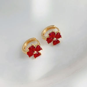 ต่างหูรูปดอกไม้สี่ใบสีแดงสไตล์เกาหลี ต่างหูรูปใบไม้แบบเรียบง่ายสำหรับผู้หญิง วัสดุอื่นๆ ที่ทำจากโลหะผสม